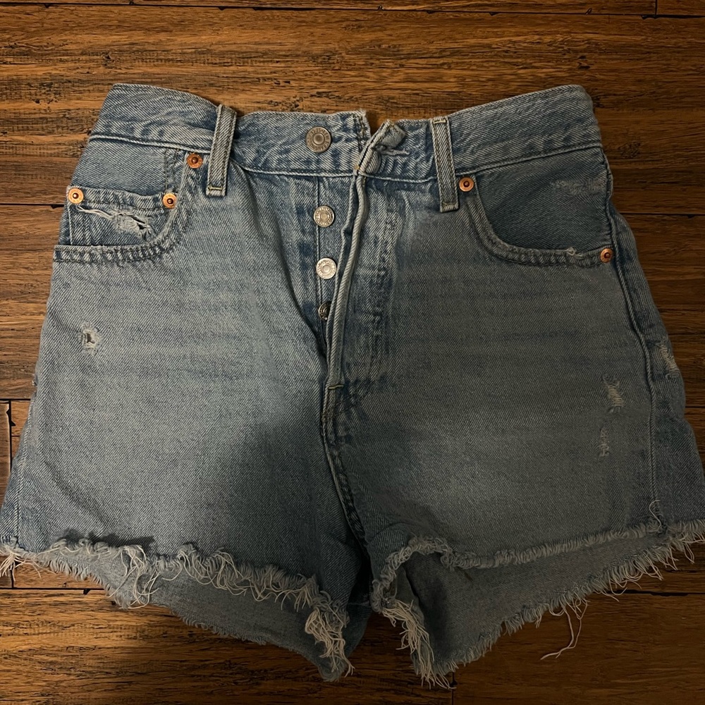 Levis ribcage shorts